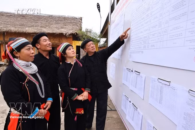 选民可以查看公开张贴的候选人名单。图自越通社