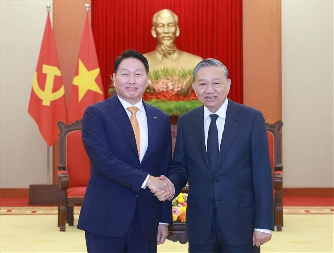 越共中央总书记苏林会见韩国SK集团会长崔泰源。图自越通社