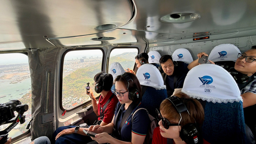 直升机观光游首日接待48名游客。图自sggp.org.vn