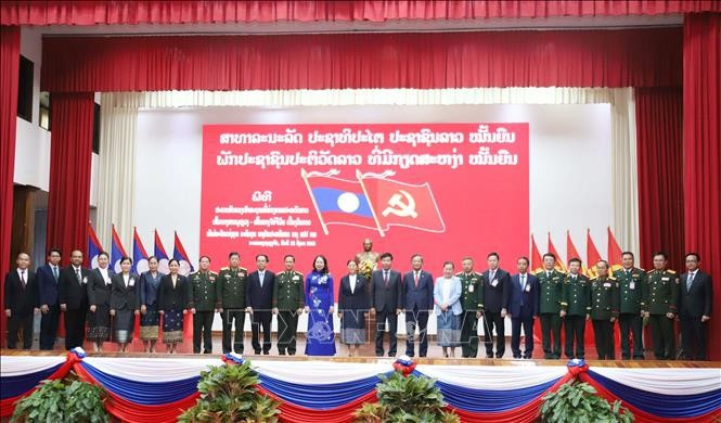 越南国家副主席武氏映春和老挝国家副主席巴妮·雅陶都以及两国代表合影。图自越通社