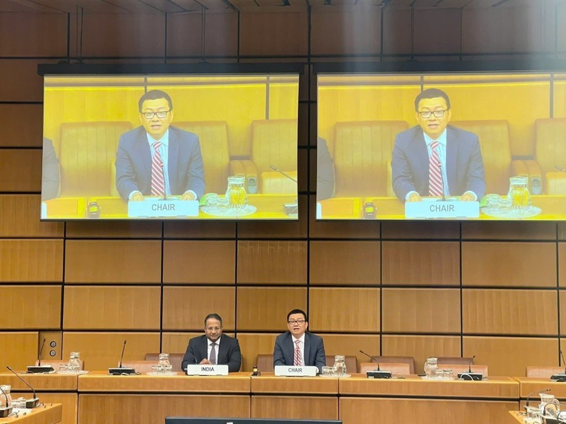 越南常驻奥地利维也纳国际组织和联合国代表团团长武黎泰煌大使在维也纳国际中心（VIC）主持仪式，向印度驻奥地利维也纳国际组织和联合国代表团团长Shambhu Kumaran大使移交亚太地区组（APG）主席职务。图自越通社