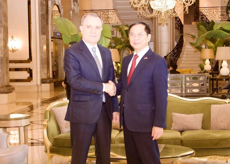 越南政府副总理、外交部长裴青山会见阿塞拜疆外交部长杰伊洪·巴伊拉莫夫。图自越通社