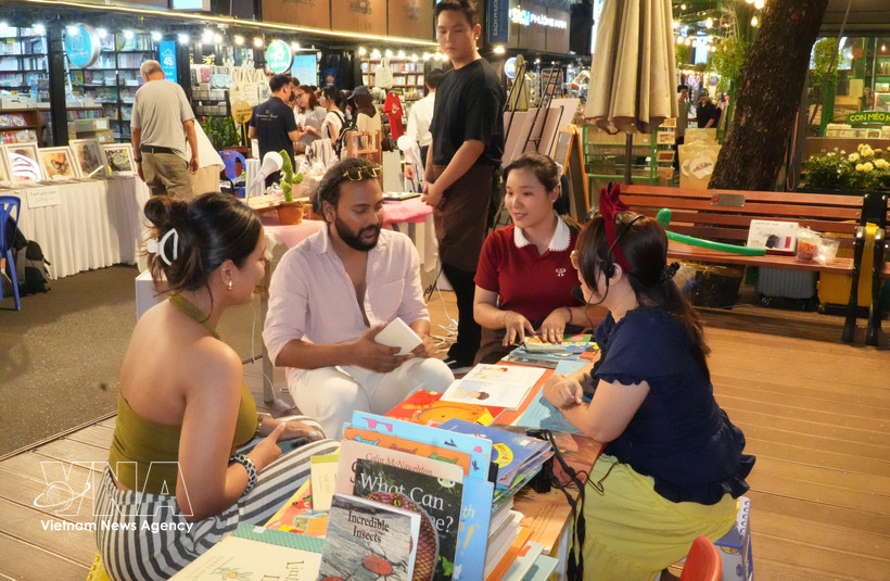 众多读者参加在胡志明市书街举行的第四届夜间书籍与文化节。图自越通社