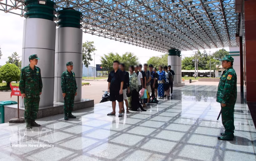 同奈省接收由柬埔寨移交的12名越南公民。图自越通社