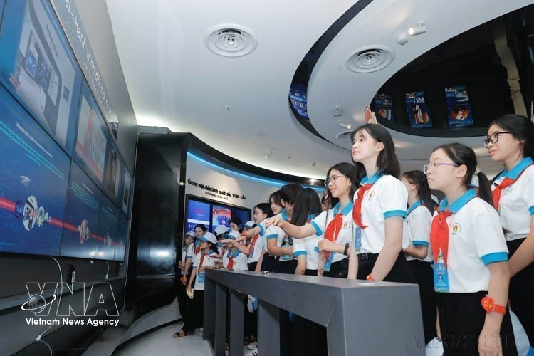 2025年5月13日，150名优秀儿童代表参观越南军队电信工业集团（Viettel）。图自越通社
