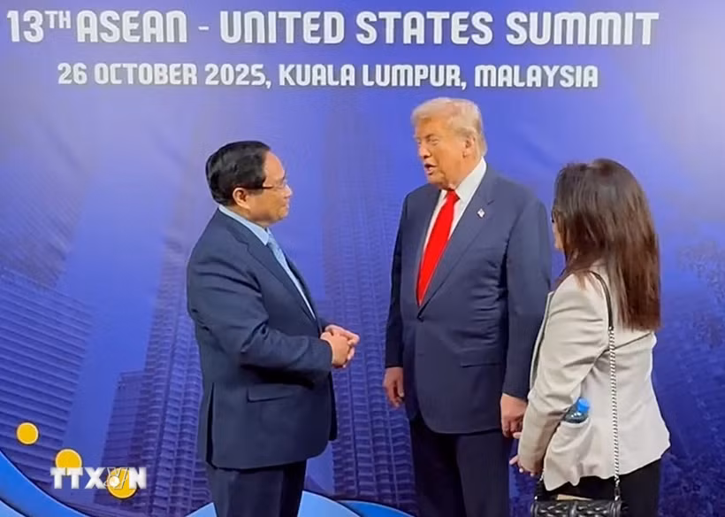 越南政府总理范明政10月26日下午在第13届东盟-美国峰会间隙与美国总统唐纳德·特朗普进行简短会晤。图自越通社