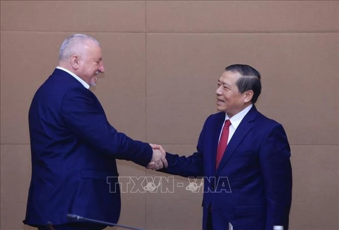 越共中央委员，中央宣教与民运部常务副部长赖春门和匈牙利社会党主席科姆亚蒂·伊姆莱（Komjáthi Imre）。图自越通社