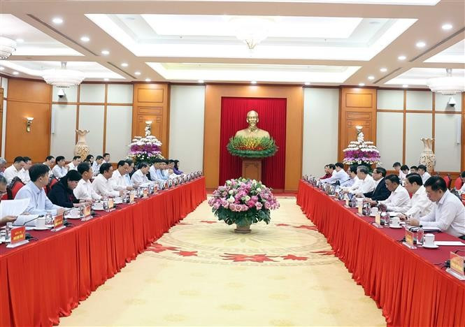 越共中央政治局与国会党委常委会召开会议。图自越通社