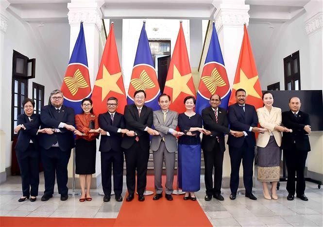 越共中央书记处书记、越南外交部代部长黎怀忠会见东盟各国和东帝汶驻越大使。图自越通社