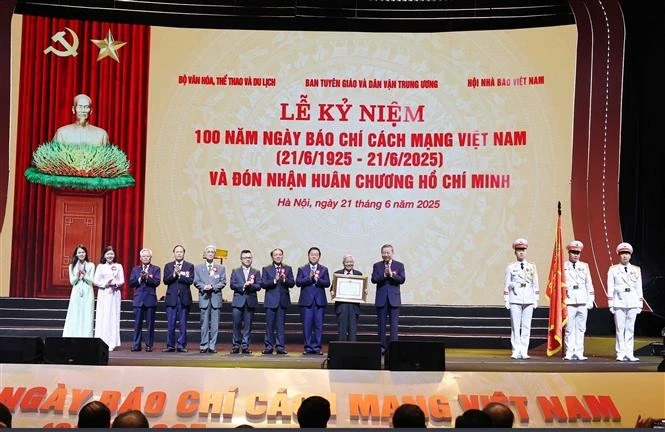 苏林总书记亲自向越南革命新闻授予胡志明勋章，以表彰其对党的革命事业和民族事业做出的杰出贡献。图自越通社