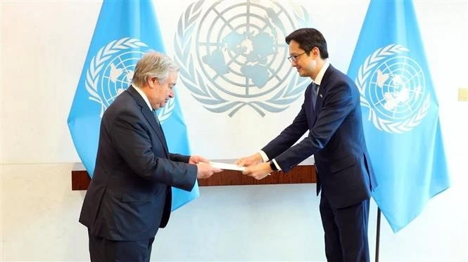 杜雄越大使在联合国总部向联合国秘书长安东尼奥·古特雷斯（António Guterres）递交委任书。图自越通社