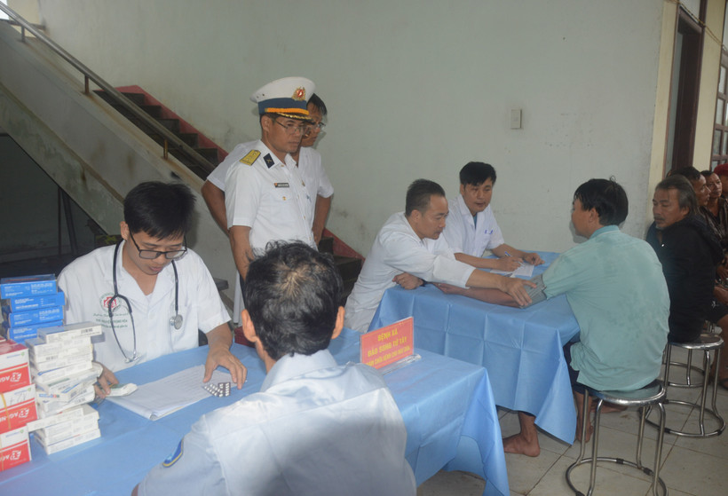 海军第四区司令部第146旅干部和战士为获救渔民开展健康检查活动。图自越通社