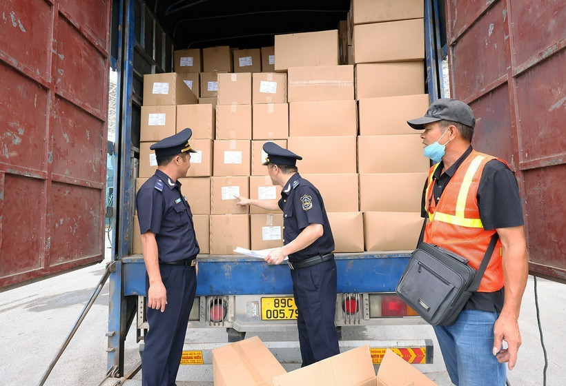 广宁省海关人员在广宁省北仑国际边境口岸检查出口货物。图自越通社