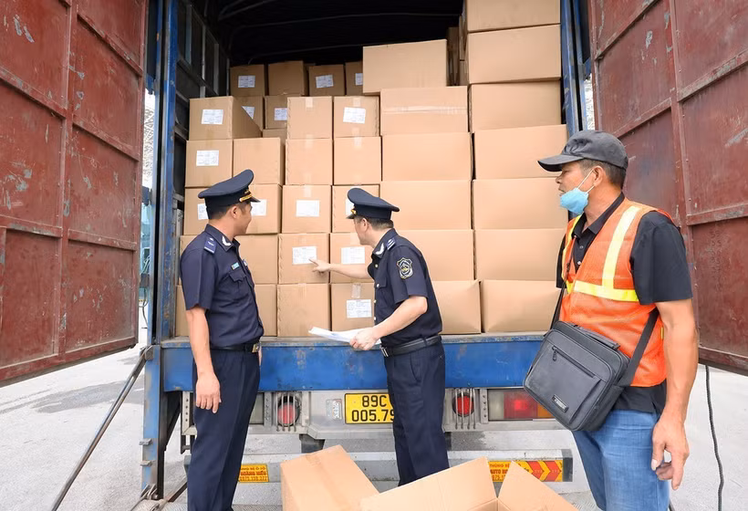 广宁省海关人员在广宁省北仑国际边境口岸检查出口货物。图自越通社