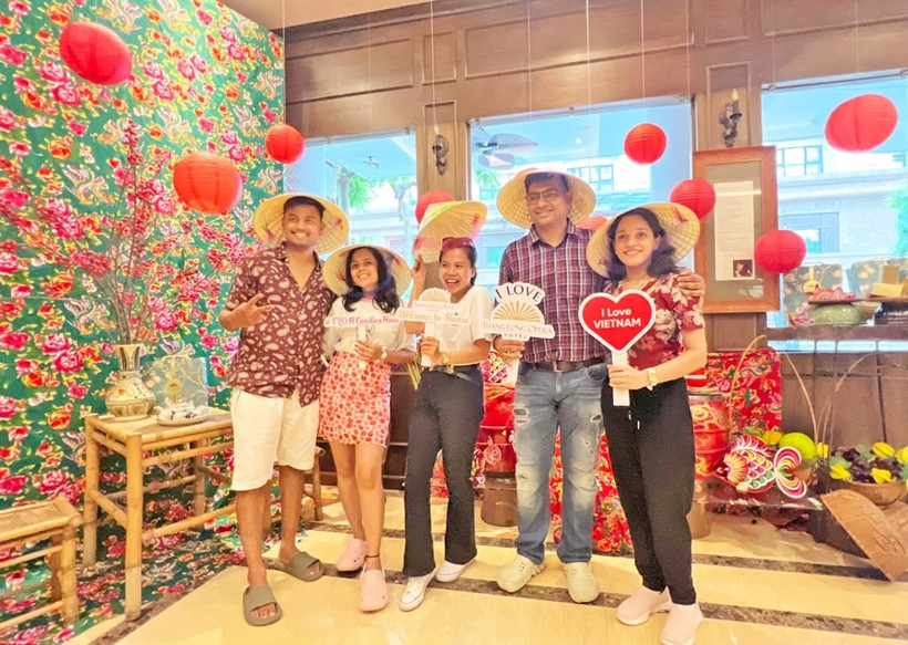 游客体验河内升龙歌剧院酒店的促销活动。图自hanoimoi.com.vn