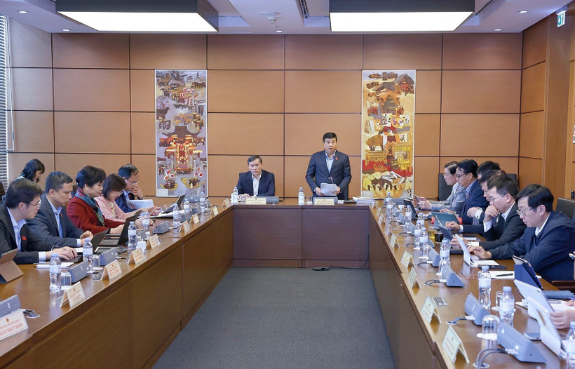 11月5日上午，国会代表分组审议了《民事执行法（修正案）》、《司法鉴定法（修正案）》、《反腐败法（修正案）》及《知识产权法（修正案）》等法律草案。图自越通社