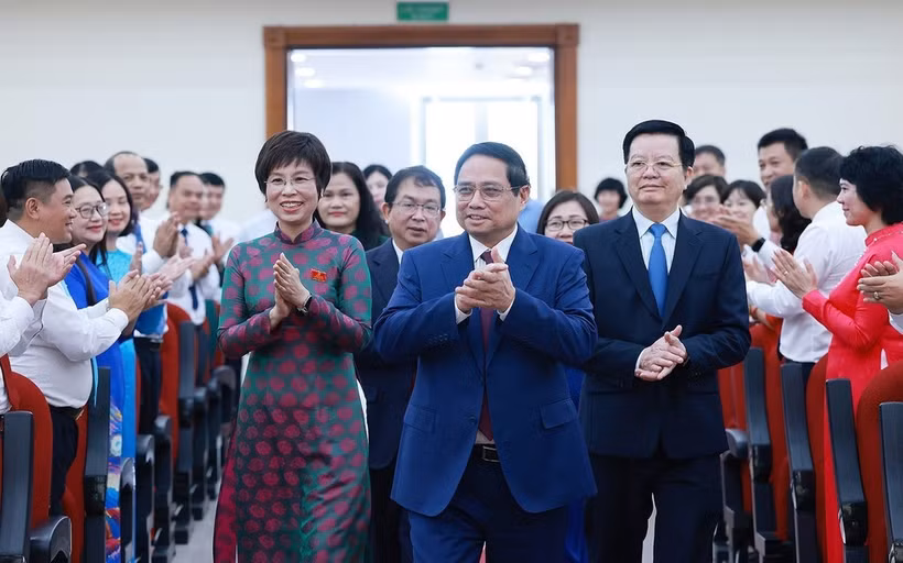 越南政府总理范明政和政府副总理梅文政一同出席越南共产党越通社机关第二十七次代表大会。图自越通社