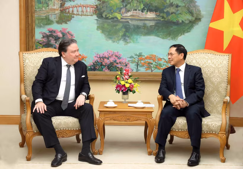 越南政府副总理裴青山会见美国驻越南大使马克·纳珀。图自越通社