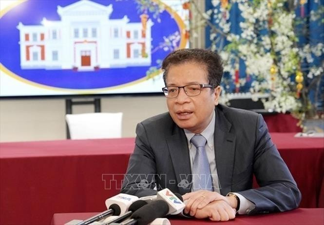越南驻俄罗斯大使邓明魁接受记者的采访。图自越通社