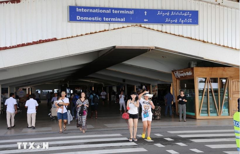 马尔代夫马累机场的游客。图自新华社/越通社