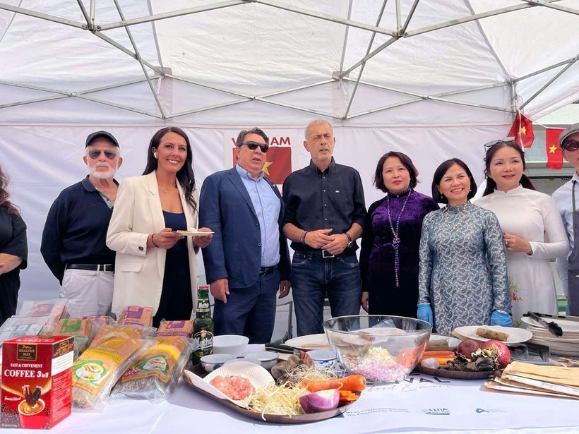 越南驻希腊大使范氏秋香和希腊代表品尝越南美食。图自越通社