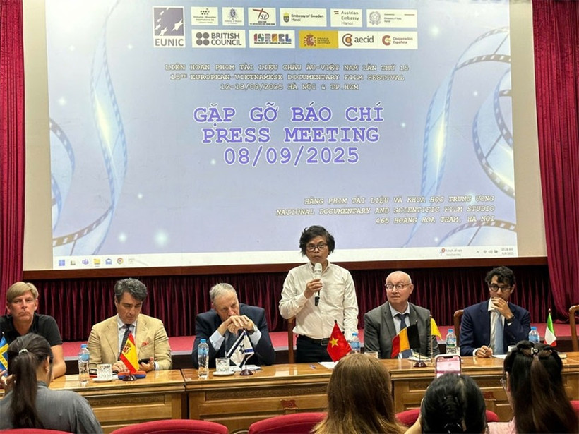 越南中央纪录与科学电影制片厂副总经理郑光松在记者会上发表讲话。图自qdnd.vn