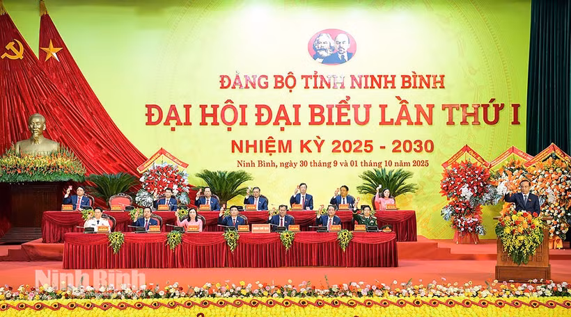 主席团表决通过越共宁平省委第一次代表大会决议（2025-2030年任期）决议。图自越通社