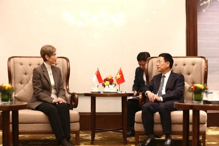 越南科学技术部部长阮孟雄会见新加坡数码发展及新闻部长约瑟芬·张。mst.gov.vn