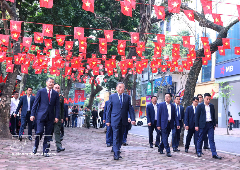 3月15日上午，越共中央总书记苏林前往河内市巴亭坊第2投票区，参加第十六届国会代表和2026—2031年任期各级人民议会代表选举投票。图自越通社