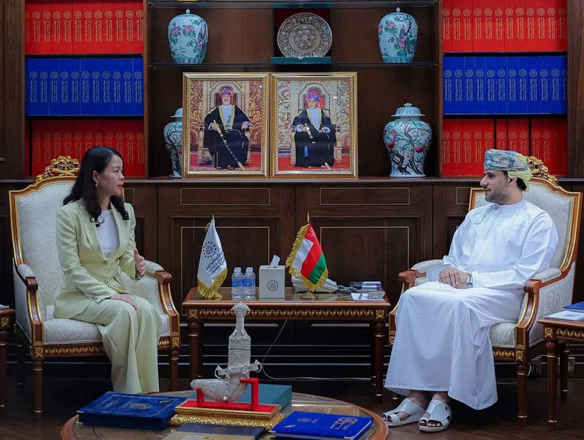 越南外交部副部长阮明姮和阿曼工商会（OCCI）主席谢赫·费萨尔·阿卜杜拉·阿勒拉瓦斯。图自越通社