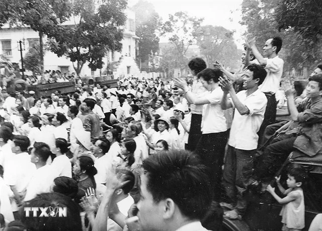 1975年4月30日，众多首都居民聚集在越南通讯社总部，聆听由越南通讯社播放的首条胜利新闻。图自越通社