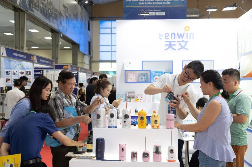越南智能办公设备及文具展吸引许多企业和参观者的眼球。图自越通社