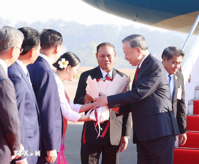 越共中央总书记苏林率领越南高级代表团抵达老挝首都万象瓦岱国际机场，开始对老挝进行国事访问。图自越通社