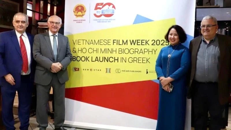 越南驻希腊大使范氏秋香和各位代表参加开幕式。图自越通社