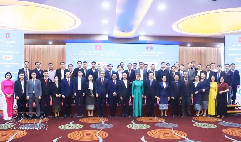 双方代表合影。图自越通社
