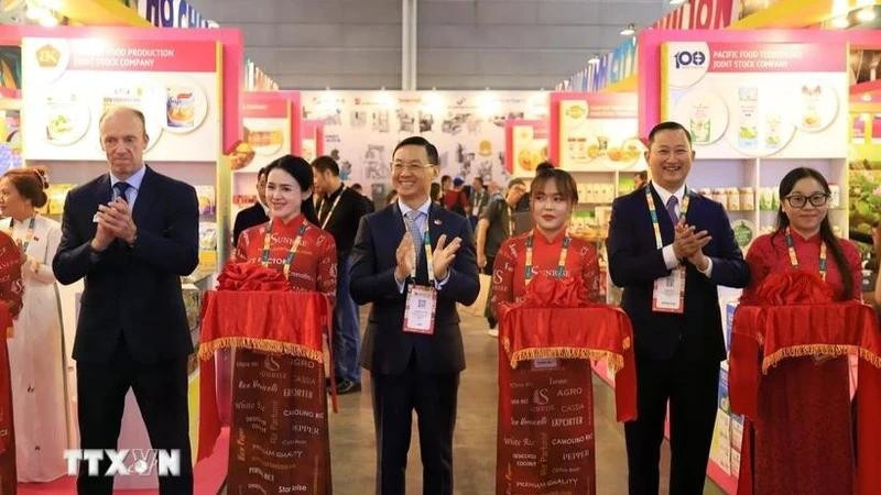 胡志明市企业展位。图自越通社