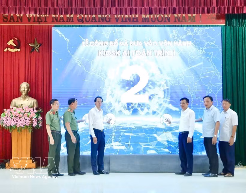 全程人工智能自助服务终端系统亮相仪式。图自越通社