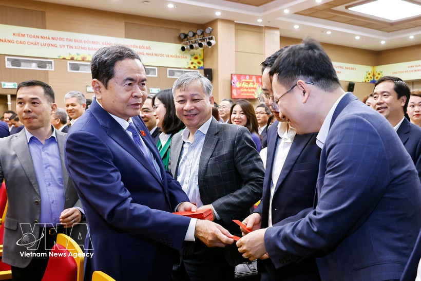 越南国会主席陈青敏向国家审计署全体干部职工致以最美好的新春祝福。图自越通社