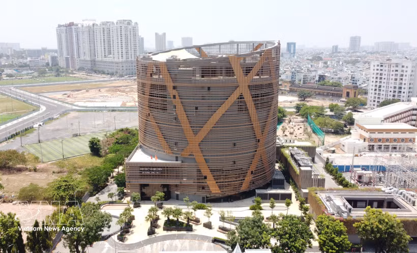 投资总额达近1.395万亿越盾的富寿多功能马戏与表演剧场正式投入运营将有助于胡志明市在新纪元中释放资源，为文化产业注入“助推剂”。图自越通社