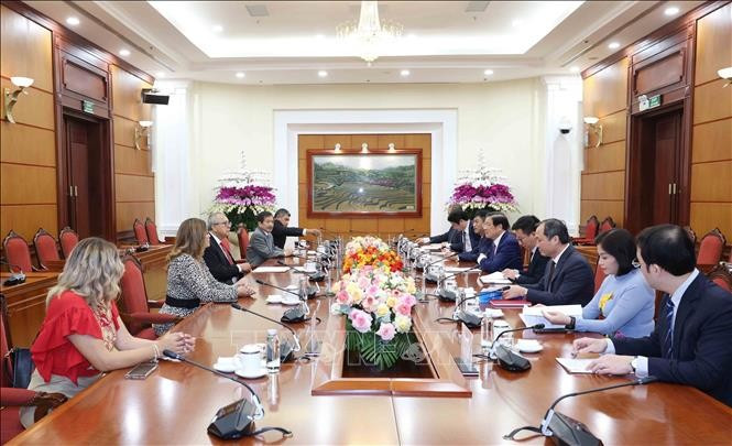 潘廷镯同志接见墨西哥工党高级代表团。图自越通社