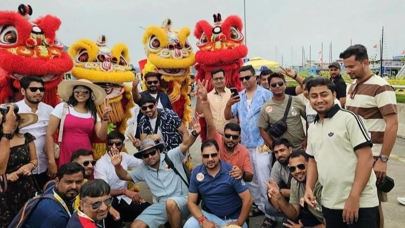 印度游客前往下龙湾观光旅游。图自nhandan.vn