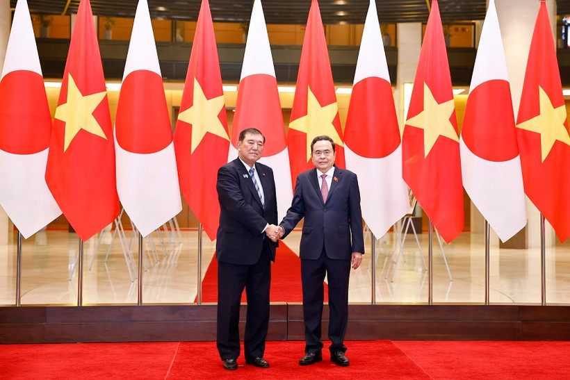 越南国会主席陈青敏会见日本首相石破茂。图自越通社