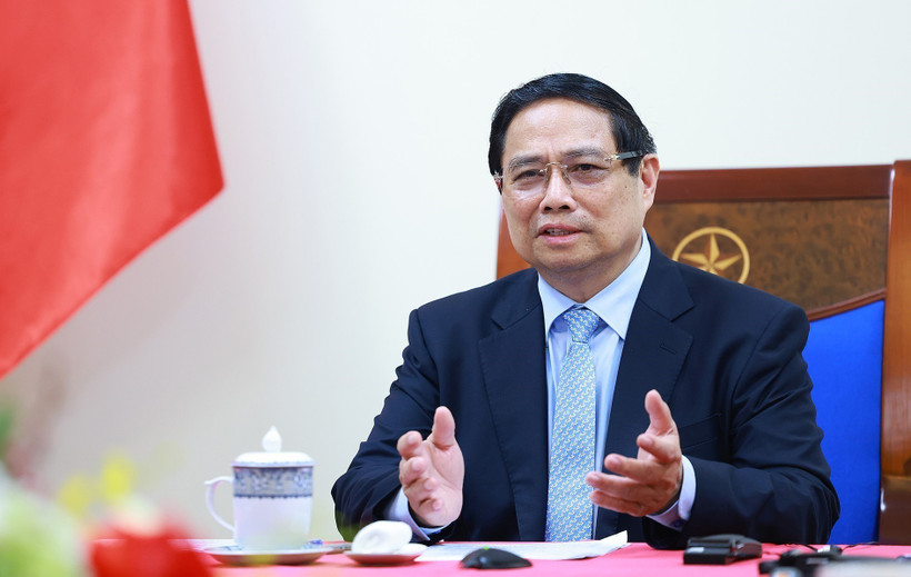 越南政府总理范明政与马来西亚总理安瓦尔·易卜拉欣通电话。图自越通社