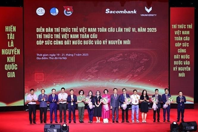 第六届全球越南青年知识分子论坛咨询委员会成员。图自越通社
