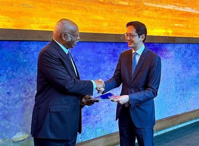 越南常驻联合国代表团团长杜雄越大使向联合国大会主席菲利蒙·杨正式递交了越文版的《未来契约》。图自越通社