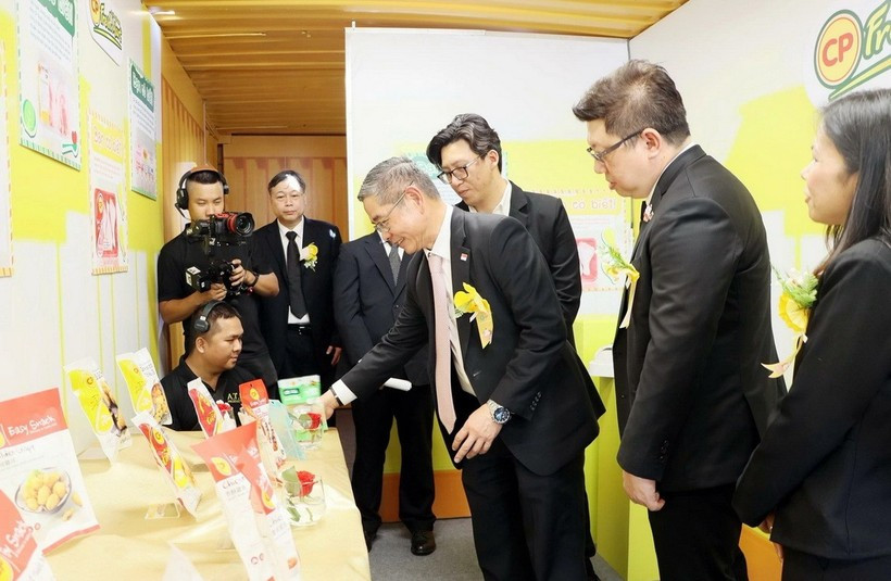 新加坡驻胡志明市总领事彭迪成参观C.P.（越南）股份公司展位展出的产品。图自《同奈报》