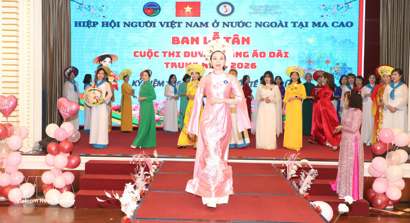 旅居澳门特别行政区（中国）越南人协会礼宾委员会在澳门举行题为“中年奥黛风采”的比赛与走秀活动。图自越通社