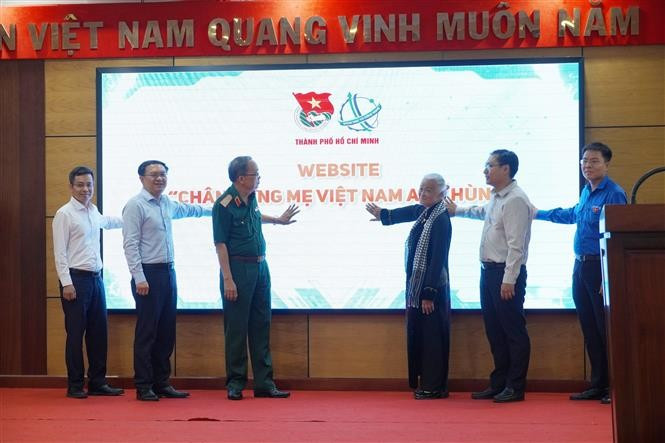 “越南英雄母亲形象” 网站亮相仪式。图自越通社