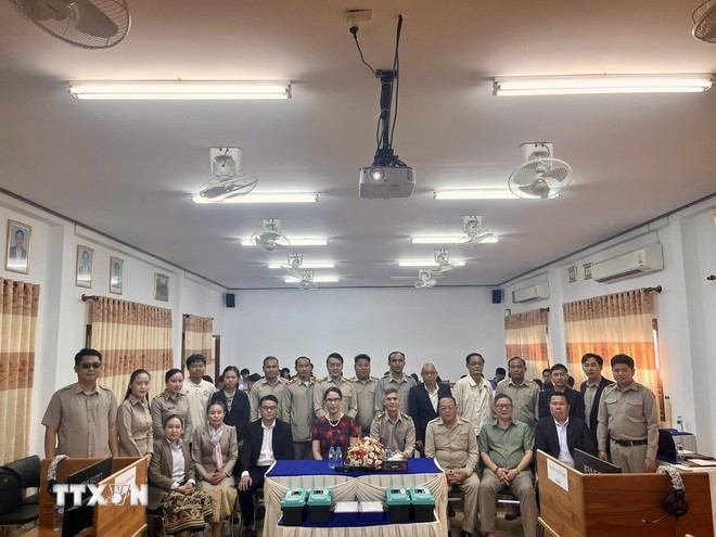 越南和老挝代表合影。图自越通社