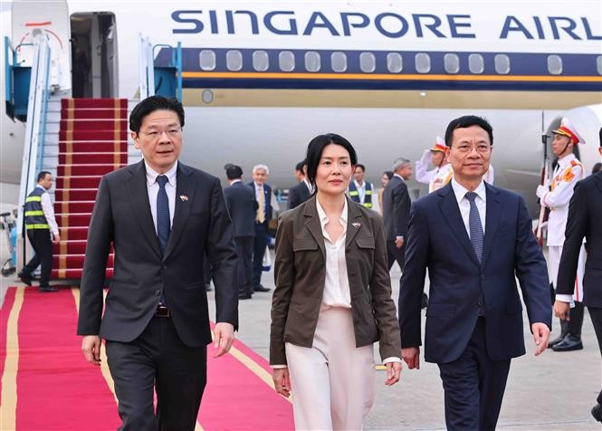 新加坡总理抵达河内 开始对越南进行正式访问。图自越通社